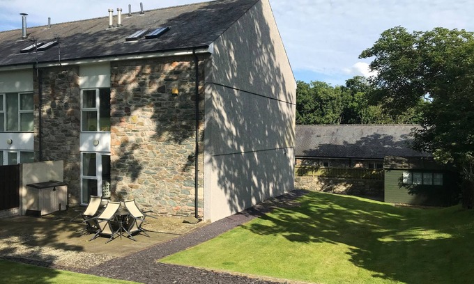 Newborough House | BARN END, 9 STAD CLYNNOG, pet friendly, with a garden in Newborough