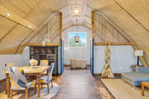 Sugar Grove House | Barn Vibes + Petting Zoo + Hot Tub!