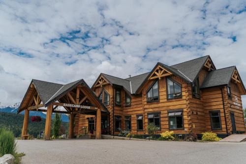 Golden Cabin | Basecamp Lodge Golden