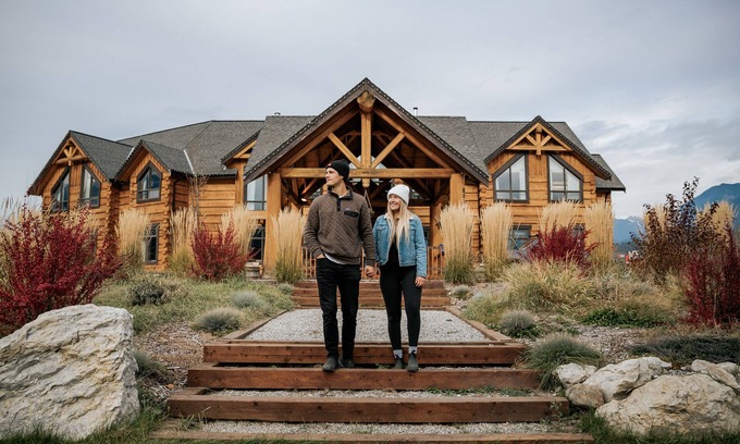 Golden Cabin | Basecamp Lodge Golden | Queen and OneTwins