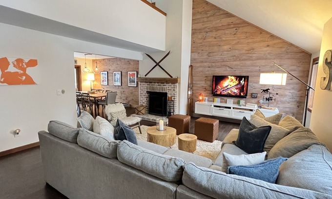 West Dover Condo | Basecamp Mount Snow + Modern & Perfect for 2 families + 5 min. to ski mountain!