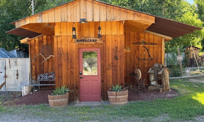 Collbran Cabin | BaseCamp - Rustic cottage in Collbran