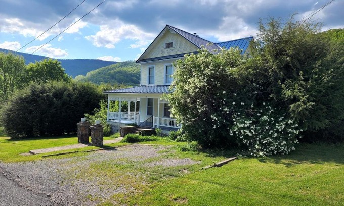 Durbin House | BaseCampWV-Durbin. Spacious 4 bedroom house w/yard