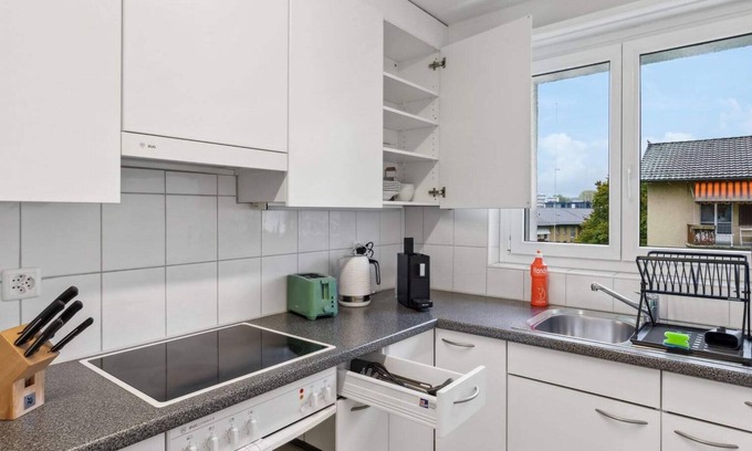 Gewerbeschule Apartment | Basic 3BR Stay with Balcony Near Zürich HB