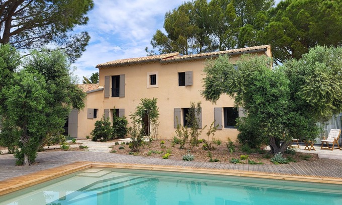 Carpentras House | Bastide provençale amidst vineyards with swimming pool and lovely view - Sleeps 12