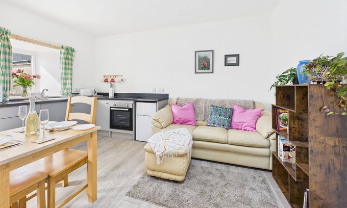 Balvicar Cottage | BATHACH BEAG, romantic, with a garden in Balvicar, Isle Of Seil