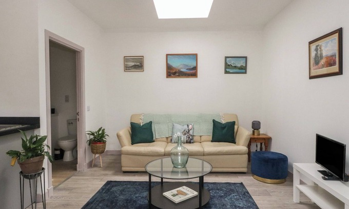 Balvicar Cottage | BATHACH MOR, romantic, with a garden in Balvicar, Isle Of Seil