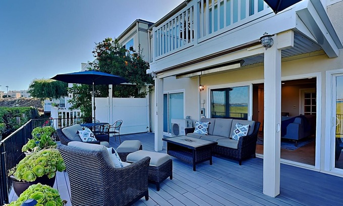 Crown Point House | Bay Front 2 Bedroom 2 bath with Mission Bay Views, Community Pool, BBQ