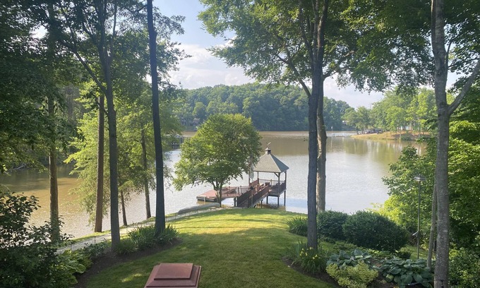 Catawba House | Bay Head Cove - Peaceful 5 bedroom lakefront home on private cove with boat dock