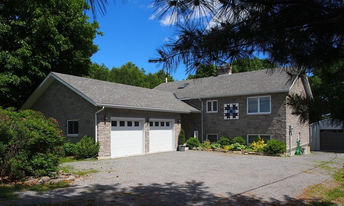 Cressy House | Bay House at Prinyers - Prince Edward County Private Waterfront
