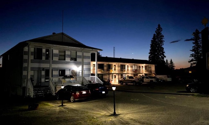 Timiskaming District Hotel | Bay Lake Inn - Frontiersman Motel