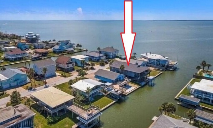 Galveston House | Bay View & Canal Home in Sea Isle,sleeps 11, 1/2 mile to beach/restaurant/marina