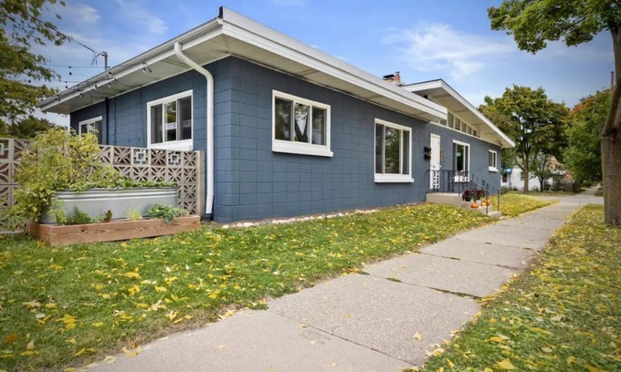 Bay View House | Bay View Retro Retreat