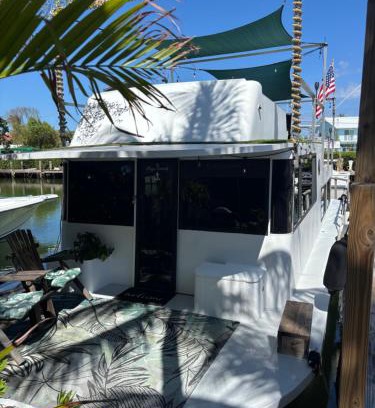 Tavernier Boat Rental | Baycation Houseboat