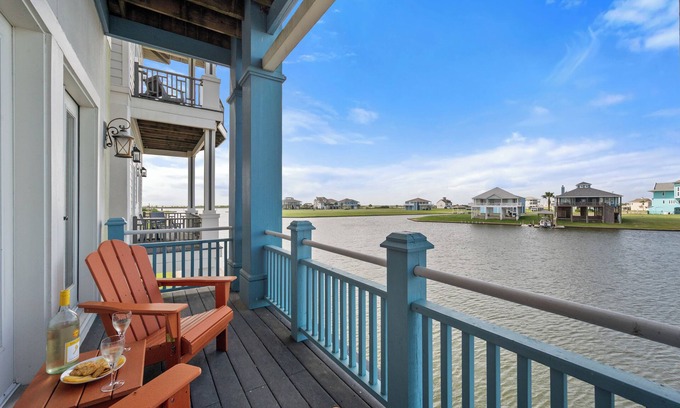 Galveston House | Bayfront + BBQ + Kayaks + Elevator + 5 Mins From Beach