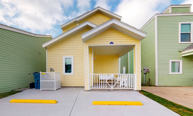 Port Isabel House | Bayfront Getaway w/ Fast WiFi, Front & Back Patios plus Shared Pool & Hot Tub