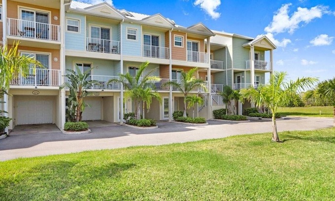 Ruskin House | Bayfront Townhouse w/Heated Pool, HotTub, Beach, Marina, tiki bars w/live music