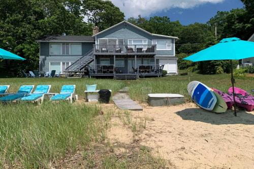 Wareham House | Bayfront Wareham Retreat with Private Beach!