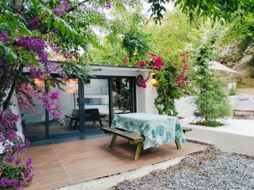 Soke House | BayKus Guesthouse-Konukevi