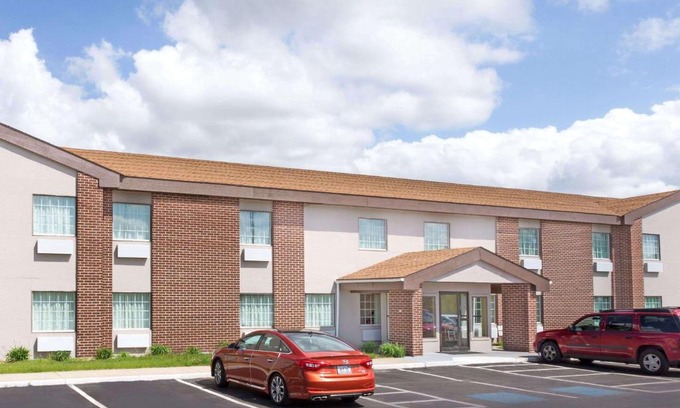 Beloit Hotel | Baymont by Wyndham Beloit