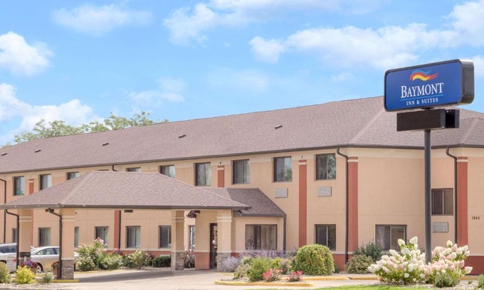 Waterloo Hotel | Baymont by Wyndham Waterloo