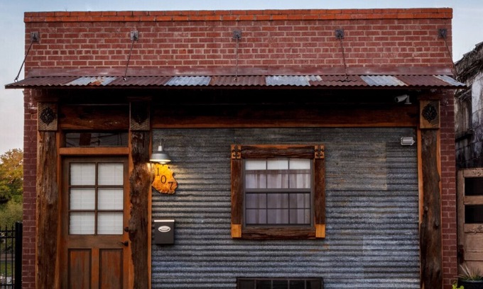 New Iberia Cabin | Bayou Chateau A Cajun Oasis, Bayou-Side, Fire Pit, Private Decks, Pets, Downtown NILA!
