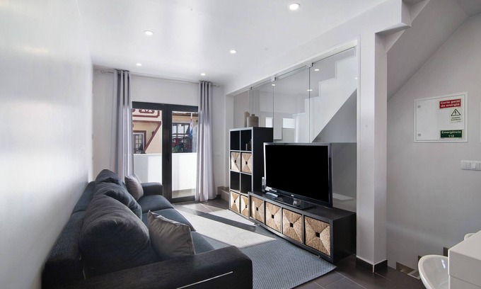 Alvor House | Be Glow Home with Terrace, Balconies & Wi-Fi