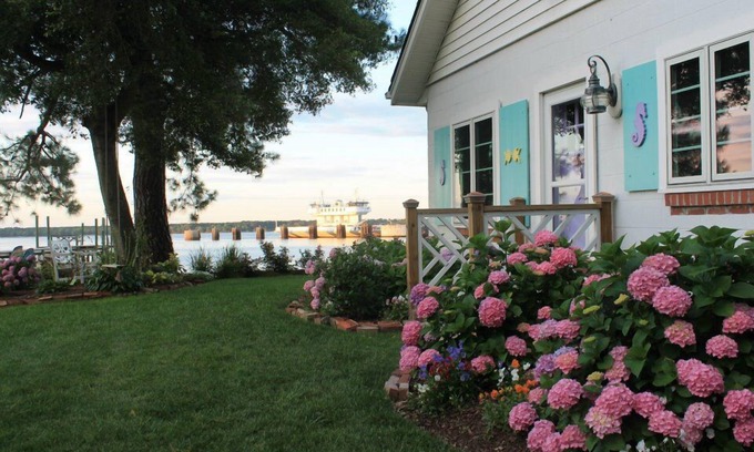 Surry Cottage | Beach Cottage - James River - Ferry End Cottages - Jamestown & Williamsburg