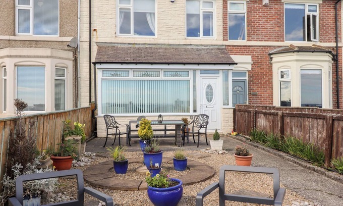 Woodhorn House | BEACH COVE VIEW, pet friendly, with hot tub in Newbiggin-By-The-Sea