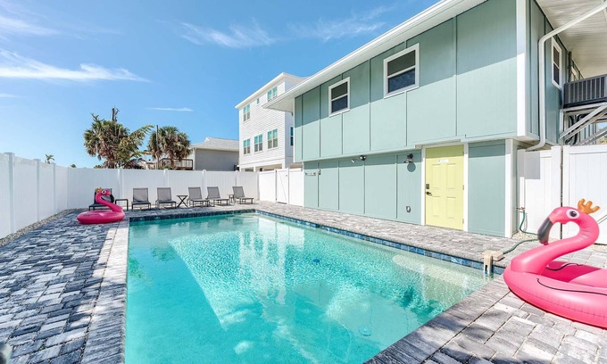 Fort Myers Beach Apartment | Beach Daze 750’ to the Beach