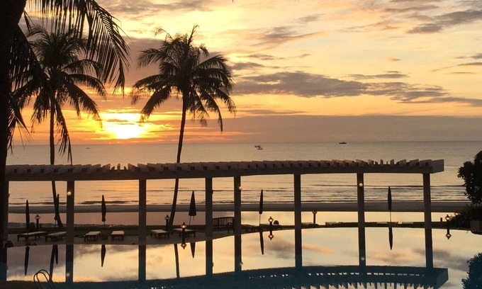 Nong Kae Apartment | Beach Front Condo with Spectacular Ocean