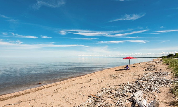 Park Point House | BEACH FRONT, PARK POINT, RARE FIND w/STAND-UP PADDLE BOARD & SURREY BIKE