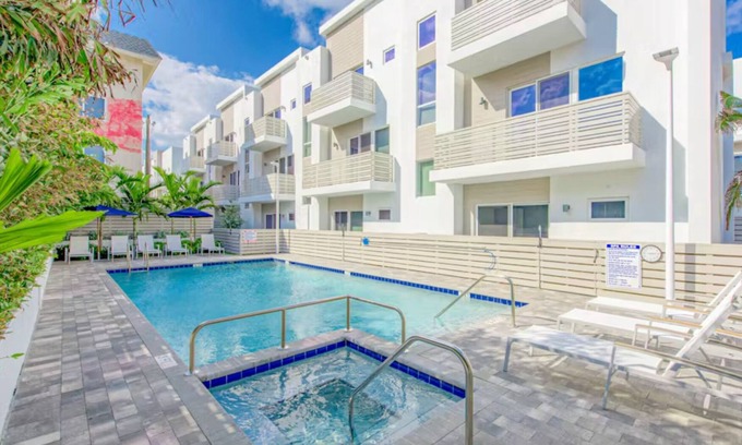 Pompano Beach House | Beach Getaway | 4BR w/ Balconies | Steps from Sand