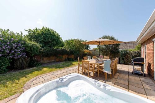 East Wittering House | Beach house for 10 with hot tub & garden