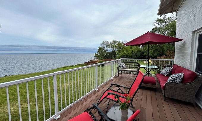 Lakeside - Lester Park House | Beach house on Lake Superior - Direct beach access - Sunrise view over the lake!