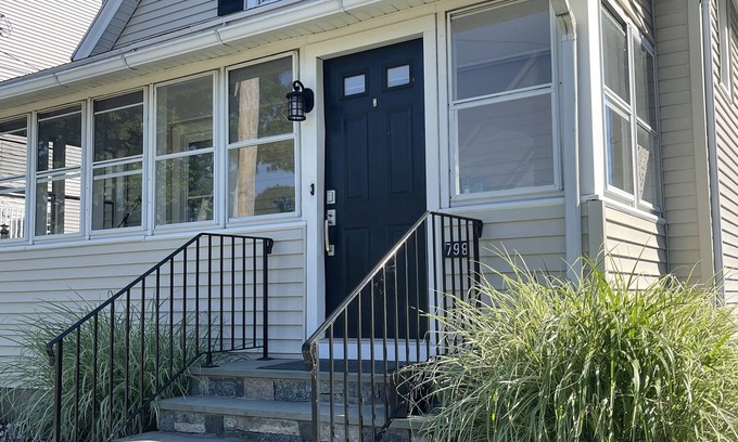 Fairfield House | Beach house - perfect location next to beach and town!