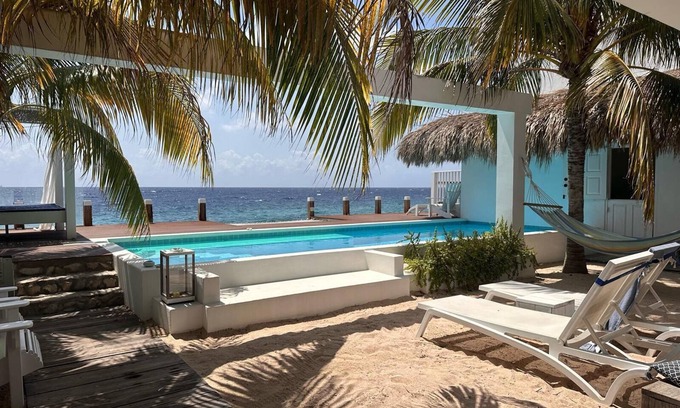 Pietermaai District House | Beach house Pietermaai - private swimming pool - by the sea - historic Willemstad