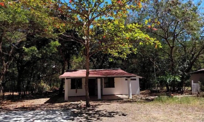 La Cruz House | Beach house with ample land and privacy