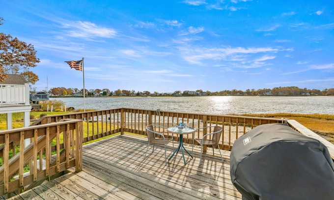 Wareham Center House | Beach Pass-Charming Waterfront Cottage in Wareham