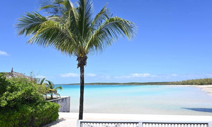 South Palmetto Point House | Beach, please! Beachfront house on Ten Bay with generator.