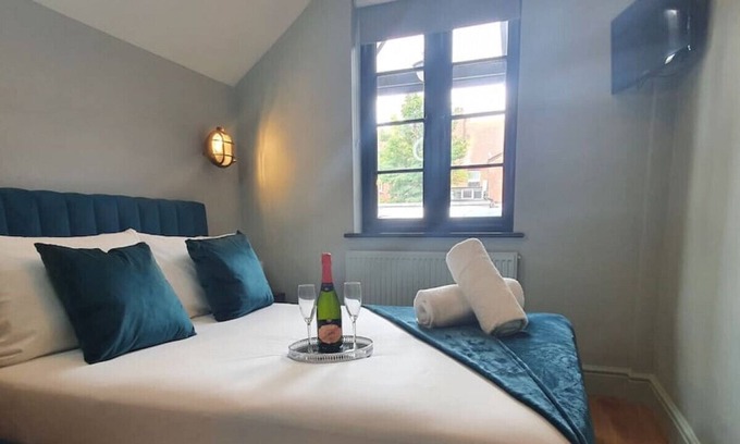 Canford Cliffs Apartment | Beach Retreat · Lovely 1-Bedroom GF flat in Canford Cliffs