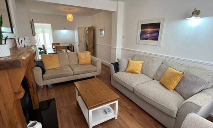 Lowestoft House | Beach retreat! Nestled in the heart of Pakefield, two minutes walk to the Beach!
