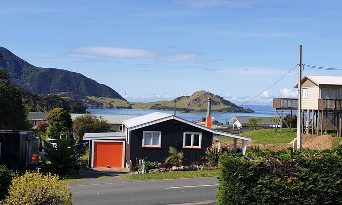 Whangarei Heads House | Beach Shack at Taurikura Bay