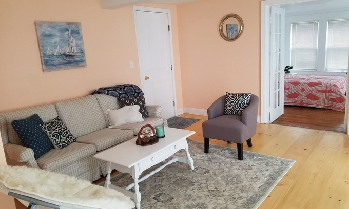 Onset House | Beach Vibes & Fun Colors in the Seashell Suite
