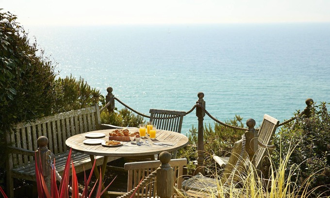 Southbourne House | Beach View, based in a stunning position on the sea front, with stunning coastal scenery