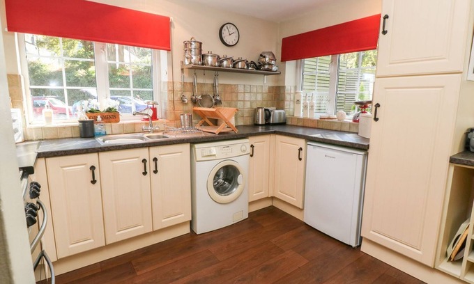 Gorran Haven Cottage | BEACH WAY COTTAGE, family friendly, with a garden in Gorran Haven