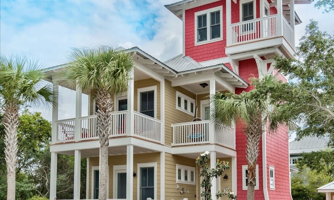 Sunnyside House | 'BeachCastle' 2 Min Walk to Vast White Beaches or Heated Pool/Tennis/Pickleball