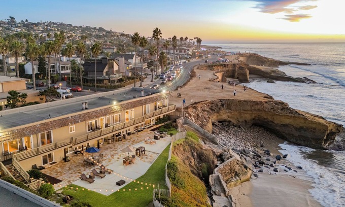 Sunset Cliffs House | Beachcliff 7 by AvantStay | Oceanfront Views!