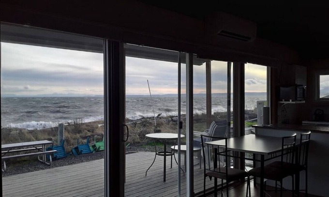 Sequim House | Beachcomber`s Cottage - On the beach in historic Dungeness