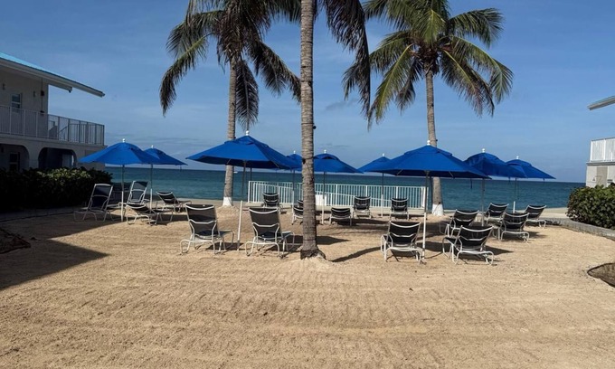 Seven Mile Beach Condo | Beachfront 1 Br Condo On Seven Mile Beach At #20 Cayman Reef Resort